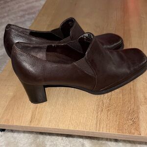 Aerosoles women’s slip on leather heel booties